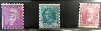 trois timbres de couleurs différentes exposés dans une vitrine