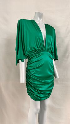 une robe verte sur un mannequin, un mannequin, un mannequin, un mannequin, un mannequin, un mannequin, un mannequin, un mannequin, un mannequin