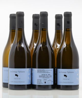 six bouteilles de vin sont alignées sur une surface blanche