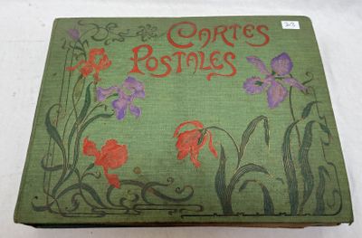 un vieux livre posé sur une table blanche recouverte de fleurs