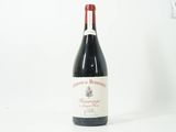 une bouteille de vin posée sur une table
