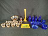 beaucoup d'objets en verre bleu sur la table