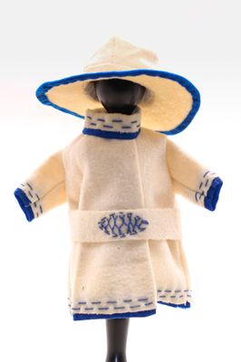 une poupée qui porte un chapeau et un manteau