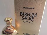 l'image d'un flacon de parfum posé sur une table