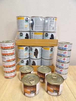 de nombreuses boîtes de conserve posées sur une table