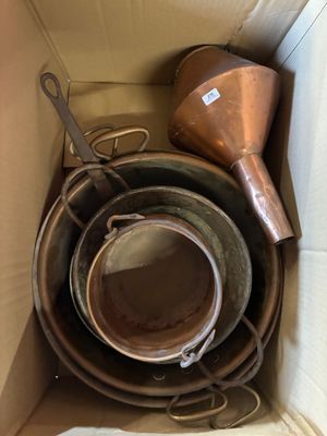 beaucoup de casseroles et de poêles dans une boîte