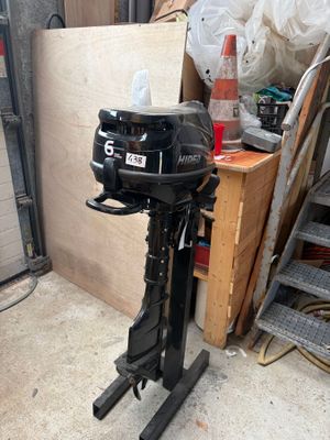 un moteur posé sur un support dans un garage