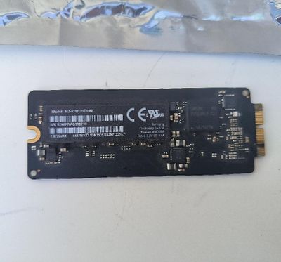 un gros plan d'un disque dur posé sur une table