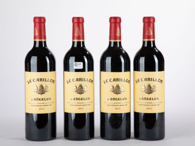 trois bouteilles de vin rouge posées l'une à côté de l'autre sur une surface blanche