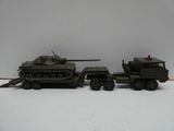 deux véhicules militaires miniatures et un camion posés sur une table