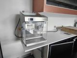 une image d'une cuisine avec un micro-ondes et un lave-vaisselle