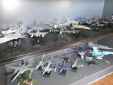 de nombreux modèles réduits d'avions exposés dans une vitrine