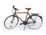un vélo garé sur une surface blanche