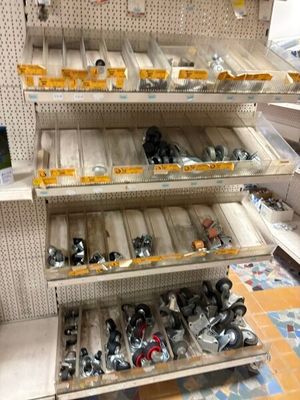 de nombreuses étagères proposant différents types de quincaillerie dans le magasin