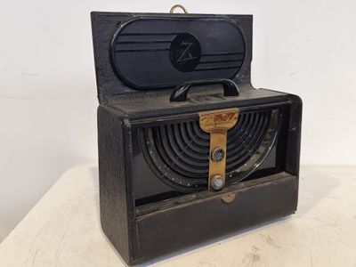 une radio à l'ancienne posée sur une table