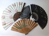 Plusieurs types d'éventails sont disposés sur une table