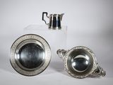une paire de théières en métal argenté et une théière en métal argenté