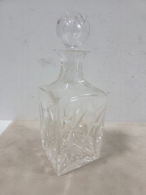 Saint Louis : carafe à whisky en cristal taillé.