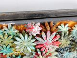 un gros plan sur un bouquet de fleurs posé sur une table
