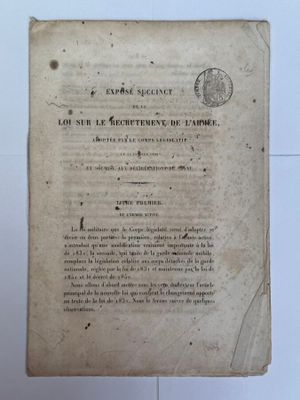 un vieux livre écrit posé sur une table