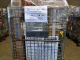 un chariot contenant de nombreux cartons dans un entrepôt