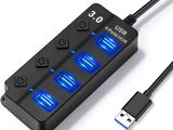 un gros plan d'un hub USB orné de lumières bleues
