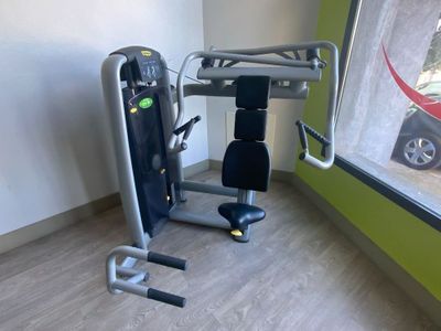 une machine qui se trouve dans le coin d'une pièce