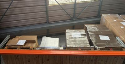 une grande quantité de cartons sur une étagère dans un entrepôt