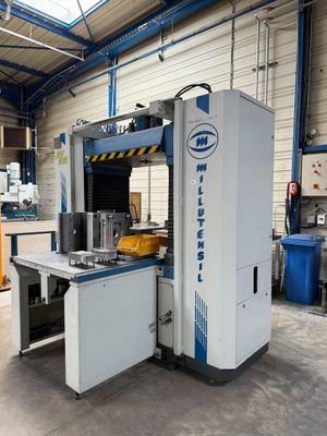une image d'une machine dans une usine