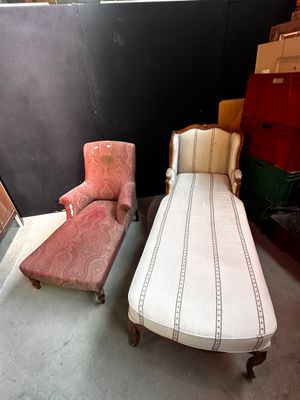 deux chaises et un canapé dans une pièce où se trouvent des cartons par terre