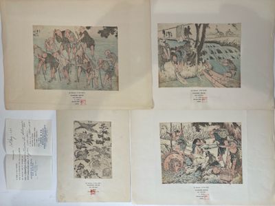 quatre reproductions encadrées représentant des personnes et des animaux, exposées dans une vitrine