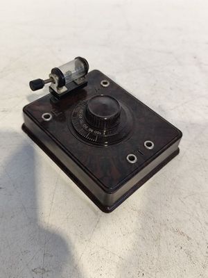 un gros plan sur un petit bouton posé sur une table