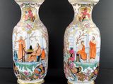 paire de vases chinois ornés de figures sur fond noir