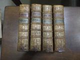 plusieurs vieux livres sont empilés sur une table