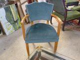 une chaise qui se trouve dans une pièce où il y a un miroir posé par terre