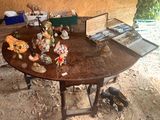 une table sur laquelle sont posées plusieurs figurines
