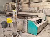 une machine qui se trouve à l'intérieur d'un bâtiment
