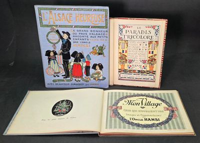 Trois livres pour enfants sont posés sur une table devant un fond noir