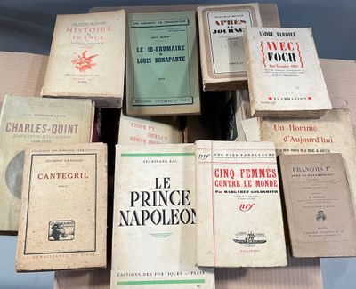un grand nombre de livres posés sur une table
