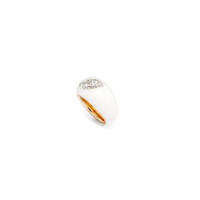 un gros plan d'une bague blanche et dorée sur fond blanc