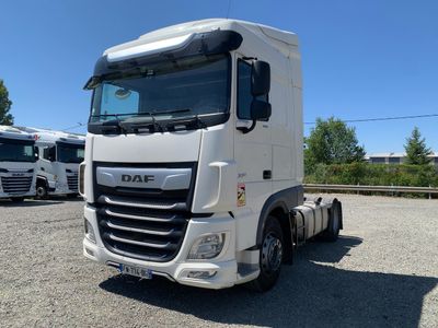 la photo d'un camion blanc garé sur un parking