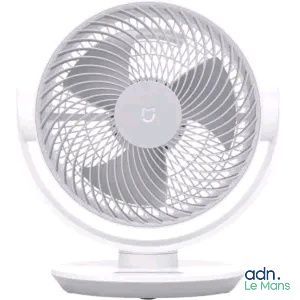 une photo d'un ventilateur de table blanc posé sur un pied blanc