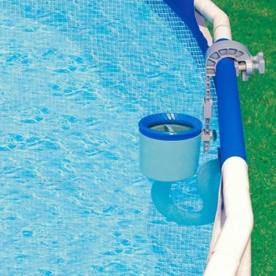 un tuyau raccordé sur le côté d'une piscine