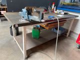 un établi avec des outils dans un garage