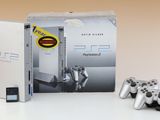 une boîte posée sur une table, avec une manette de jeu à côté