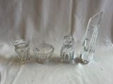 trois objets en verre posés sur une nappe blanche