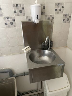 une petite salle de bains équipée d'un lavabo et de toilettes