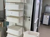 beaucoup de vaisselle empilée sur un chariot dans la cuisine