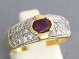 un gros plan d'une bague sertie d'un rubis