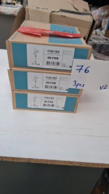 trois boîtes empilées les unes sur les autres sur une table